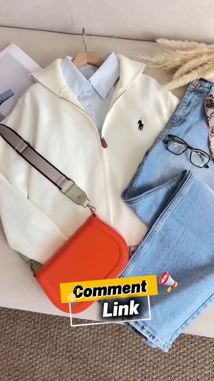 Chic Casual Layered Look – Cream Zip Jacket with Denim & Statement Bag