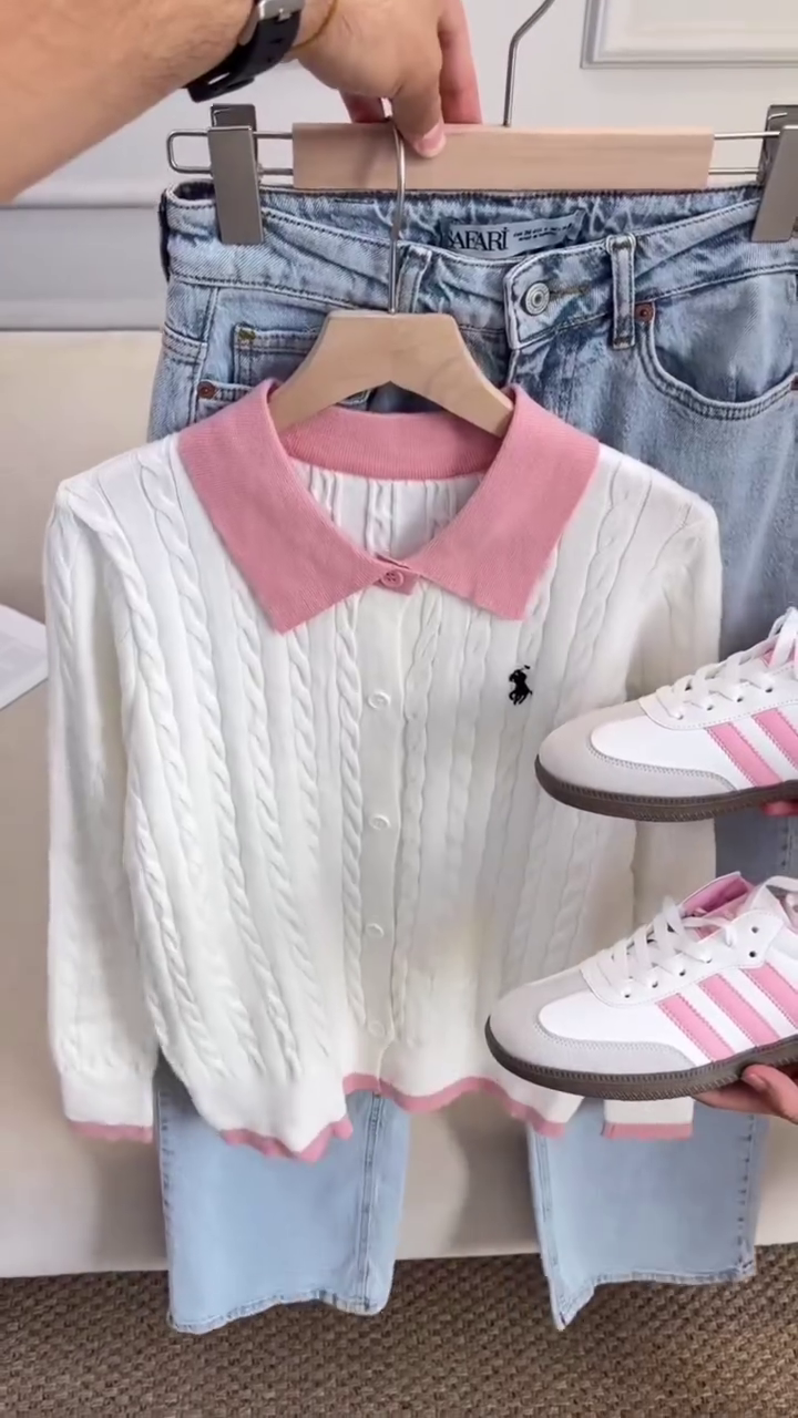 Chic Casual Layered Look – Cream Zip Jacket with Denim & Statement Bag