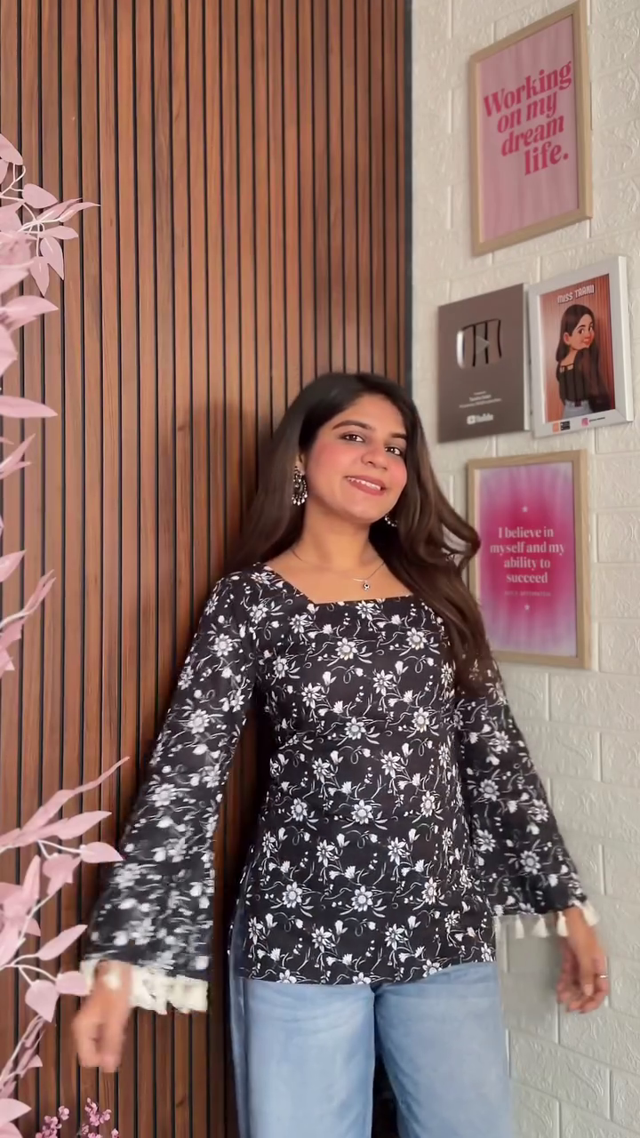 💙 Everyday Chic – Printed Top with Denim Vibe