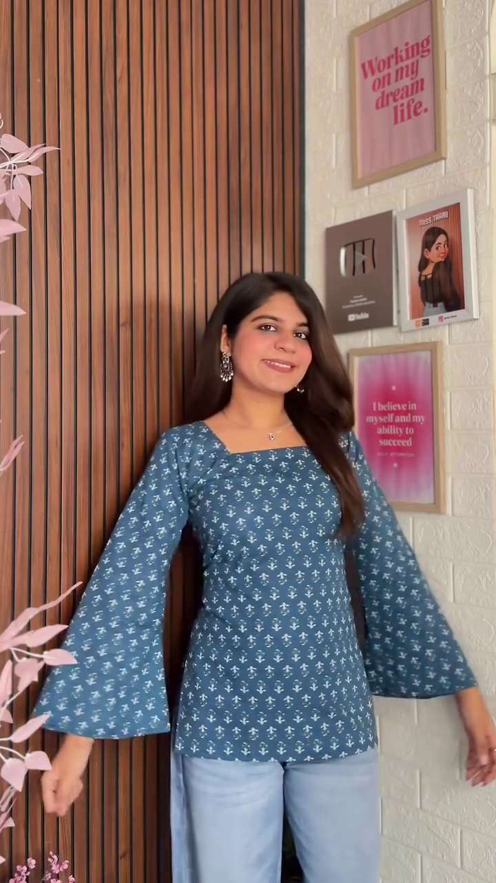 💙 Everyday Chic – Printed Top with Denim Vibe