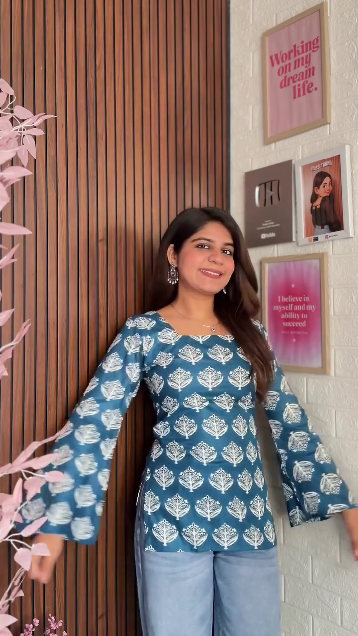 💙 Everyday Chic – Printed Top with Denim Vibe