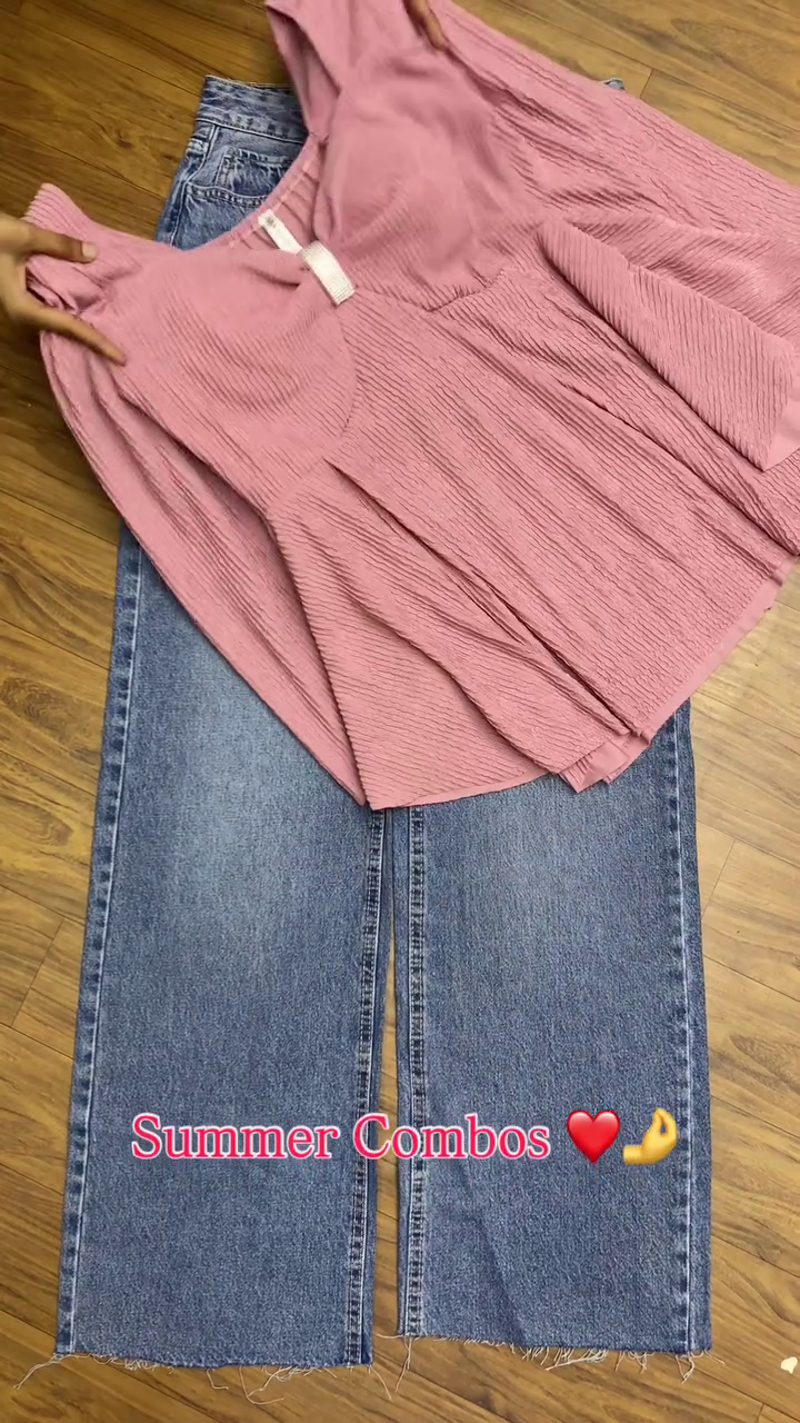 Chic Summer Combo – Textured Pink Top with Trendy Denim Jeans 💖👖