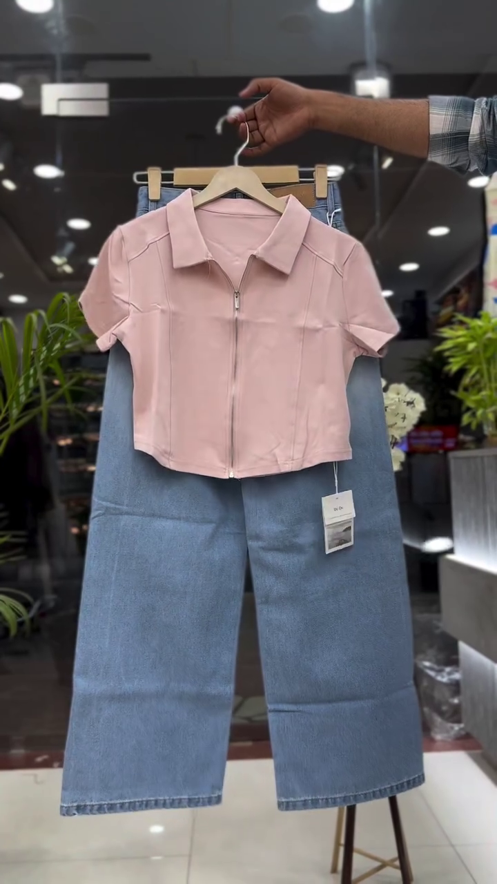 Classic White Crop Top & Wide-Leg Denim – Street Style Perfection