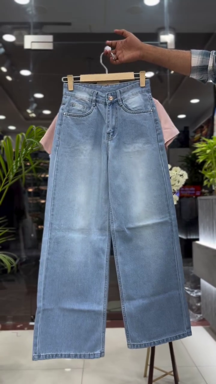 Classic White Crop Top & Wide-Leg Denim – Street Style Perfection