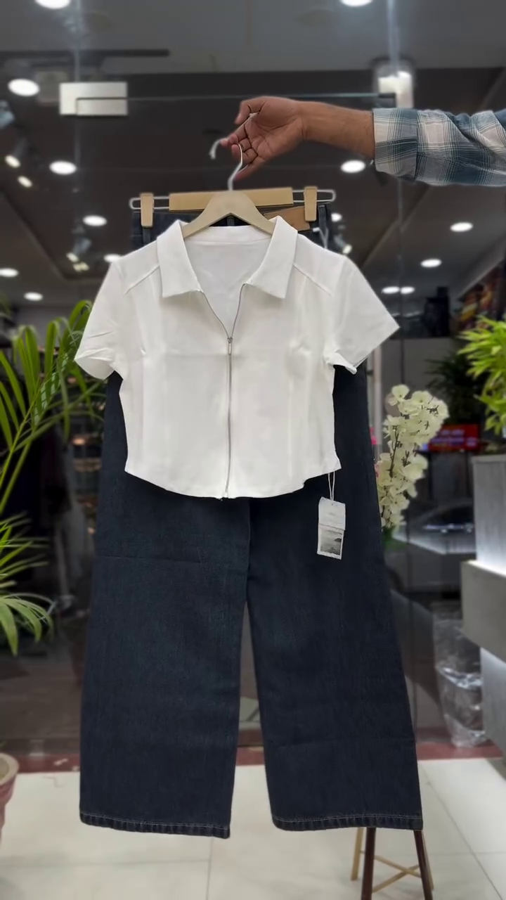 Classic White Crop Top & Wide-Leg Denim – Street Style Perfection